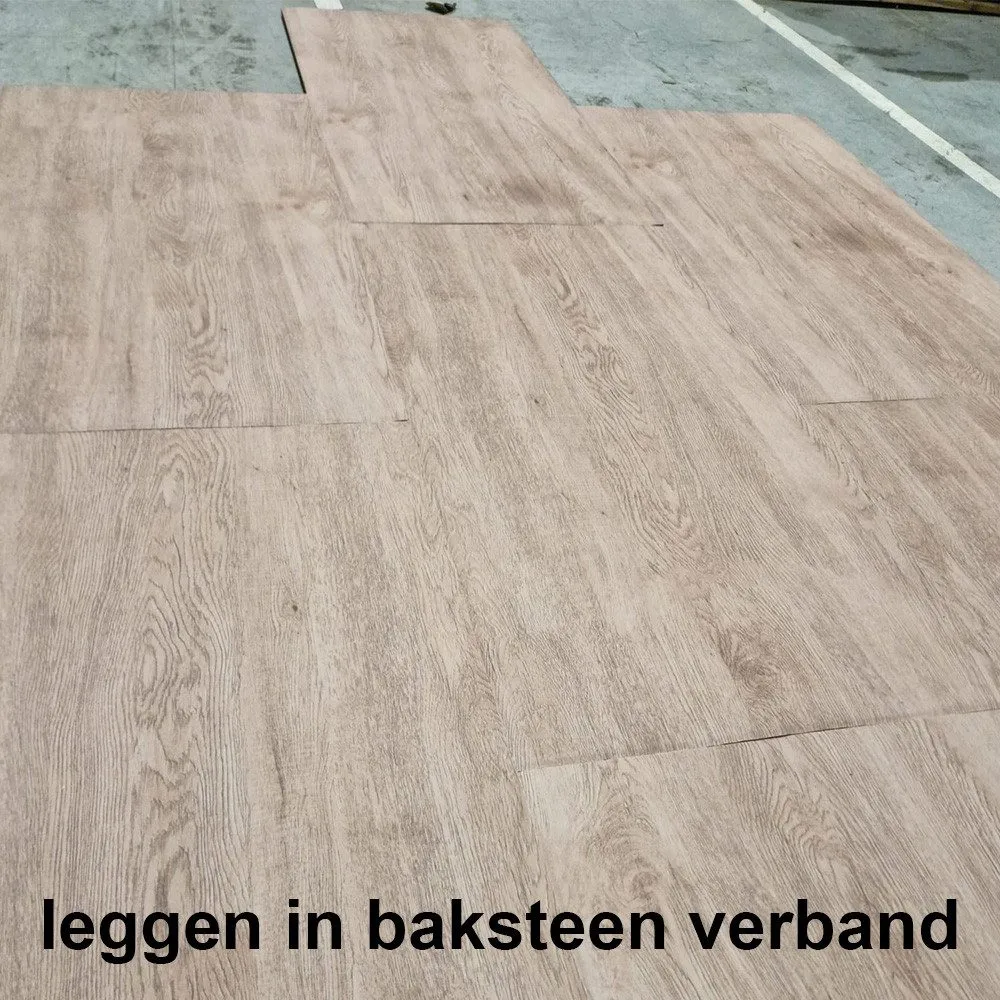 Rubber tegels in houtlook, gelegd in halfsteensverband